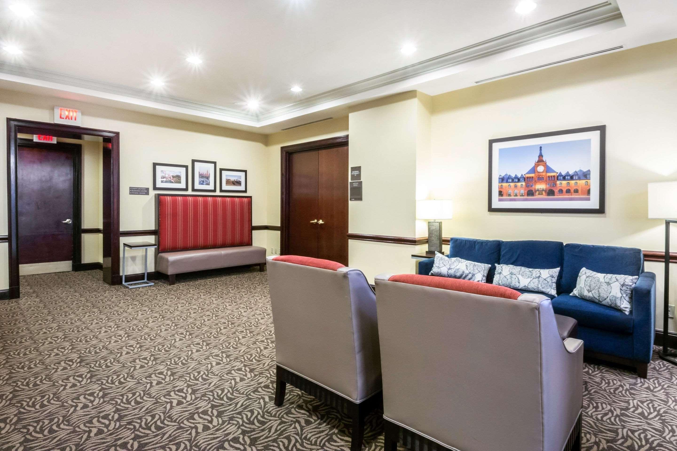 Comfort Suites At Woodbridge Avenel Exterior photo