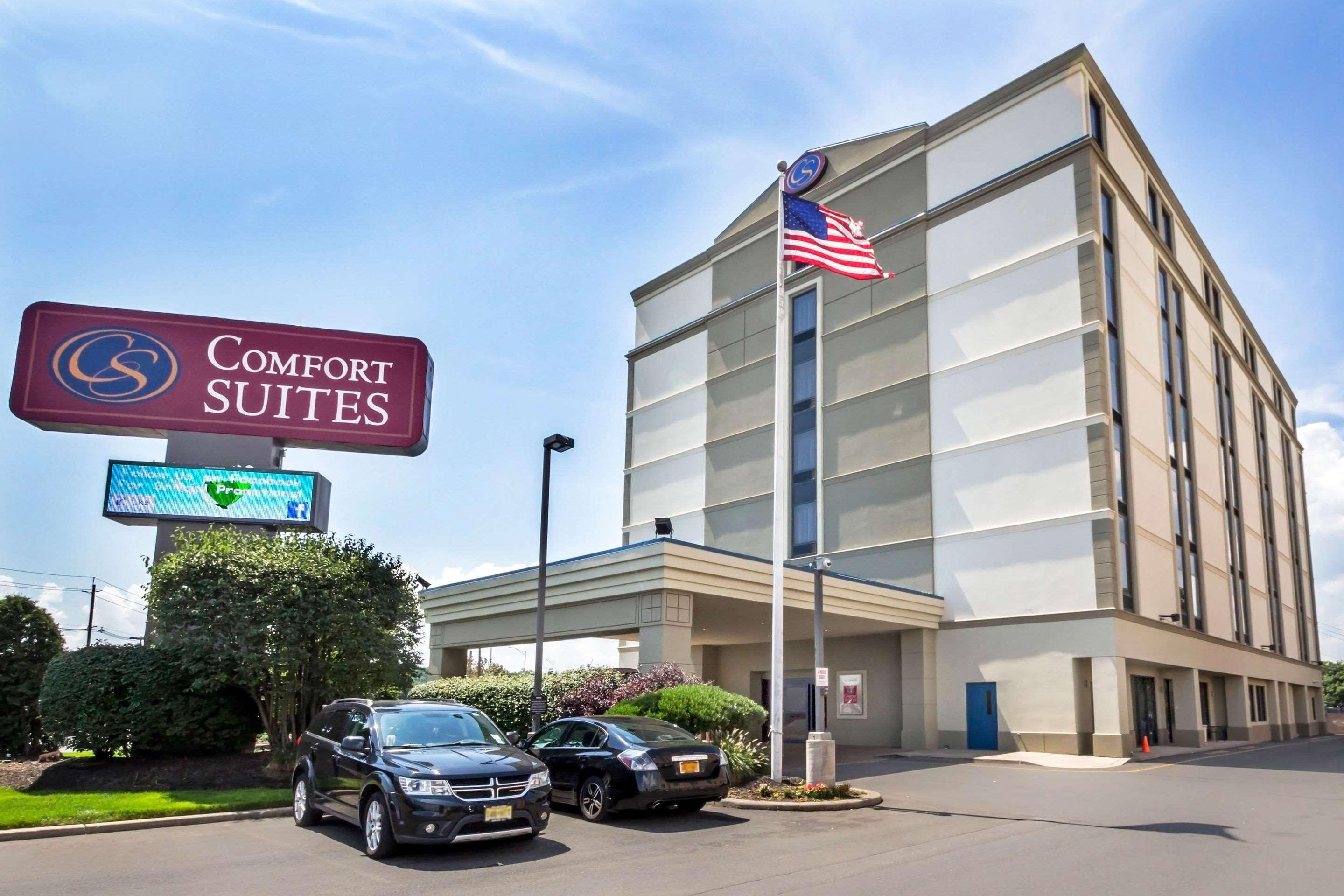 Comfort Suites At Woodbridge Avenel Exterior photo