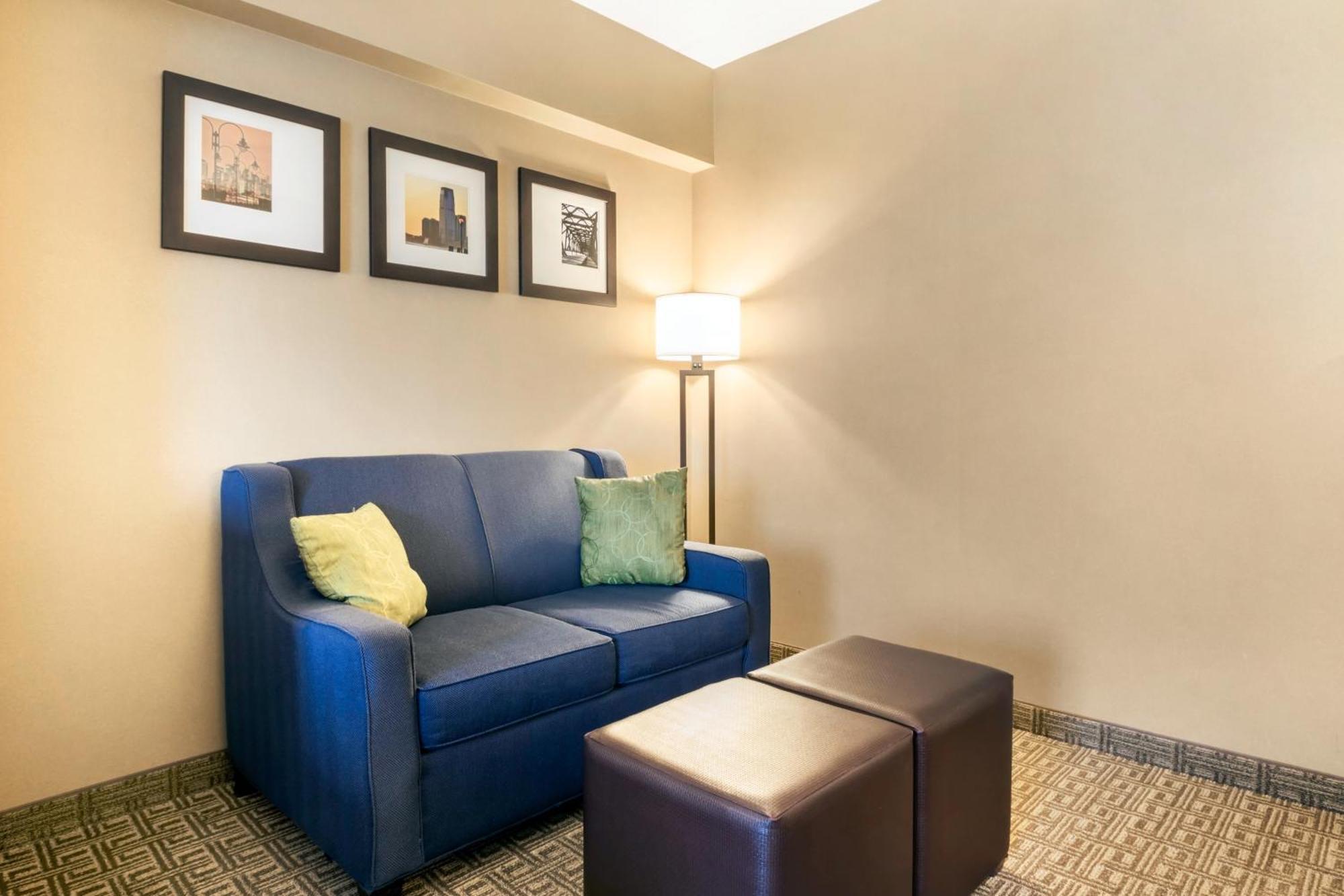 Comfort Suites At Woodbridge Avenel Exterior photo